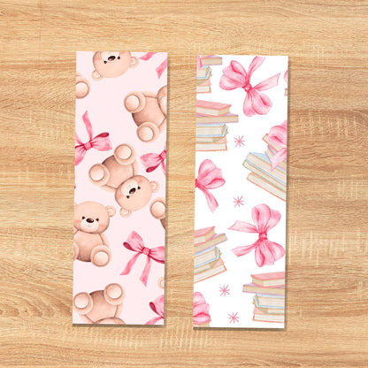 zwei Lesezeichen auf einem Holzhintergrund, jeweils mit unterschiedlichen Mustern:rosa Bücher mit Schleifen und Teddybären. Perfekt für Leseratten und Geschenkideen.